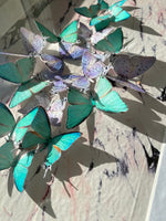 Charger l&#39;image dans la galerie, Composition de papillons - Pseudolycaena Damo - Fond papier marbré rose et noir
